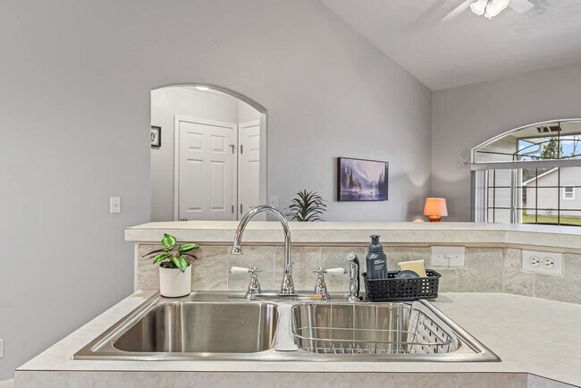 Building Photo - 727 W Clark Ave