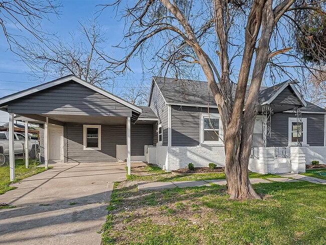 Building Photo - "Duplex- 2100 Sq Ft of Comfort!"
