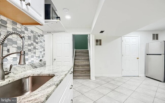 Building Photo - 4 Maya Way