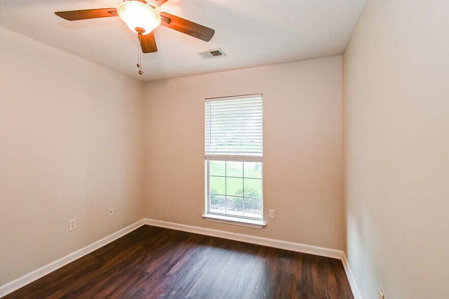 Building Photo - 8161 Loden Cove