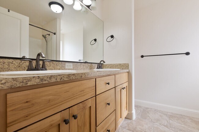 Building Photo - 5 Bed 3 Bath Home in Idaho Falls