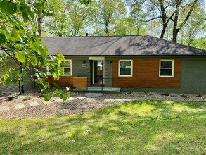 Building Photo - East AVL - Mid Century Modern Beauty in Botany Woods!