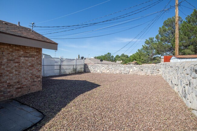Building Photo - 623 Paula Pl