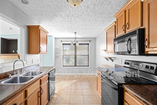 Building Photo - 3565 Southwood Dr