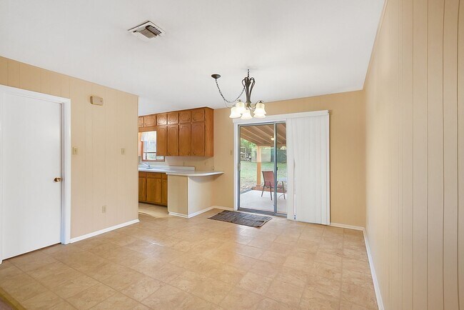 Building Photo - Charming 2-Bed Retreat Near Landa Park & t...