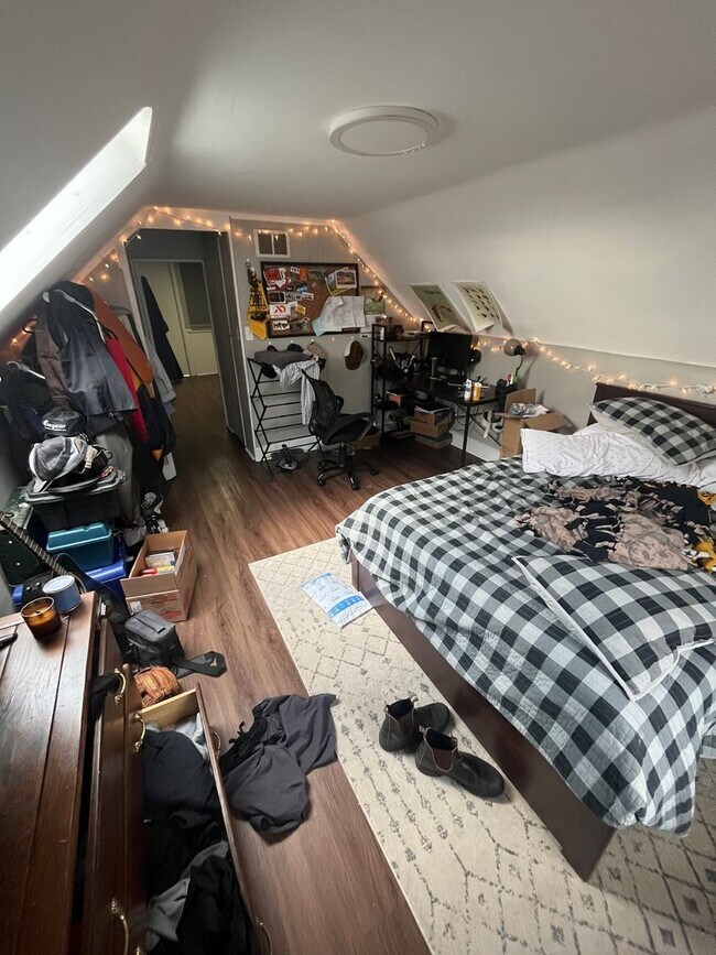 Building Photo - Five Bedroom Available for 26-27 School Year!