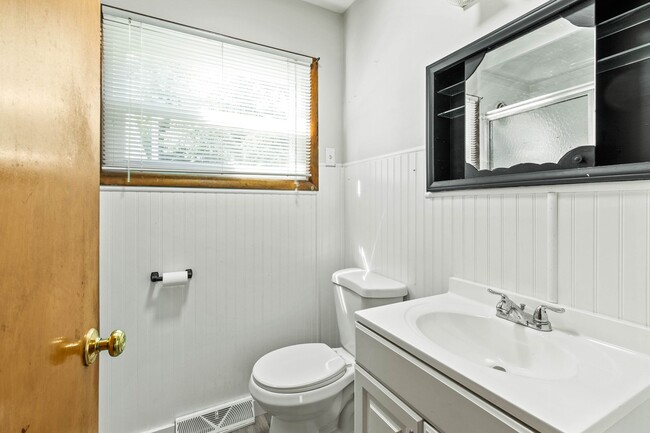 Building Photo - Charming 3- Bedroom Home in Newark