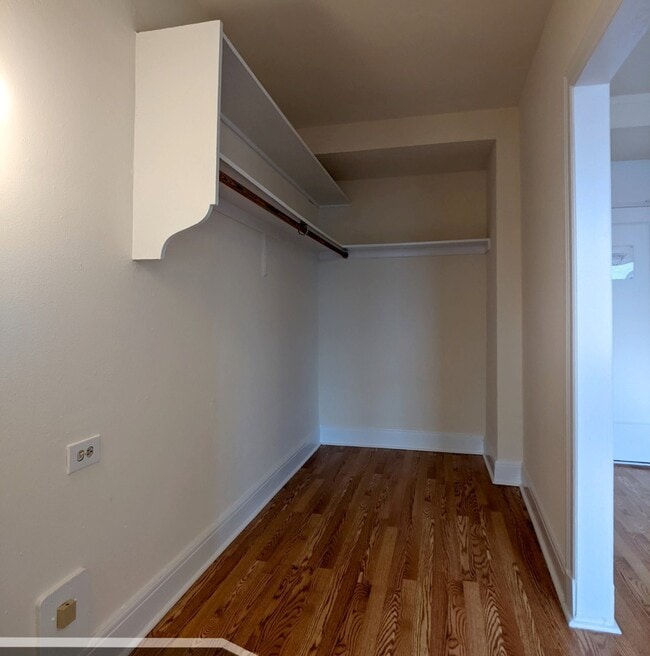 Building Photo - 3335 W Diversey Ave