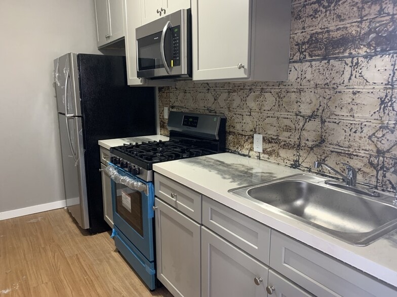 kitchen - 1002 S National Ave
