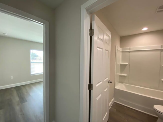 Building Photo - Desirable SW Ocala Neighborhood, 3/2/2 **W...