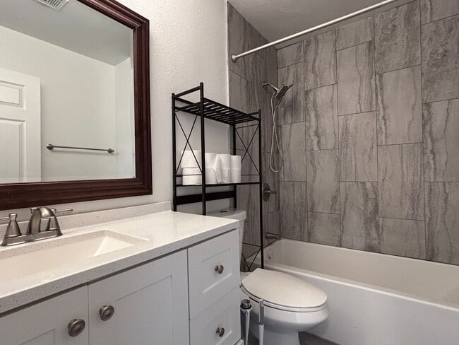 Building Photo - Great 2 bedroom 1 bath condo with a Covered Parking outdoor patio and in great Condition!