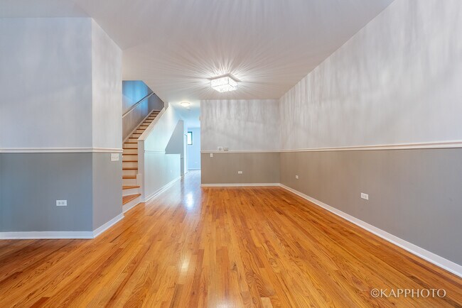 Building Photo - 468 W Elm St