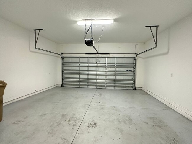 Building Photo - 4 Bed 3.5 Bath Townhouse for rent in Storey Lake