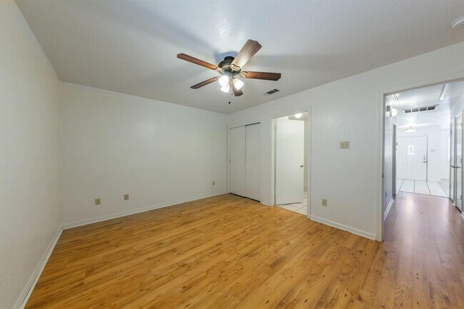 Building Photo - 2703 Cypress Ln