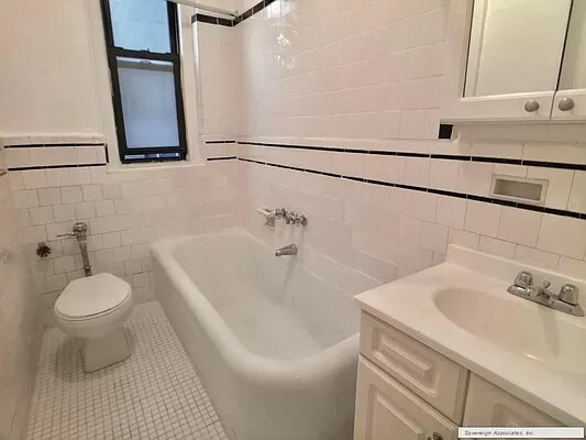 Building Photo - 114 W 238th St