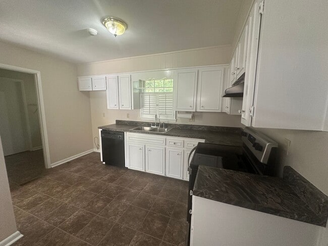 Building Photo - 927 Pinecliff Dr