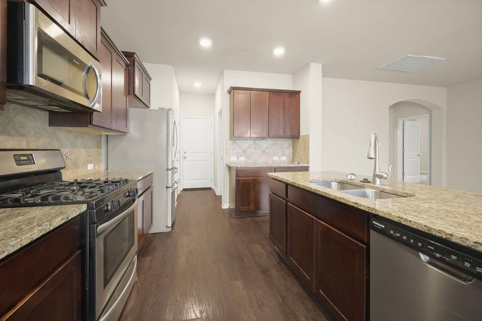 Building Photo - 39405 Legacy Lake Dr