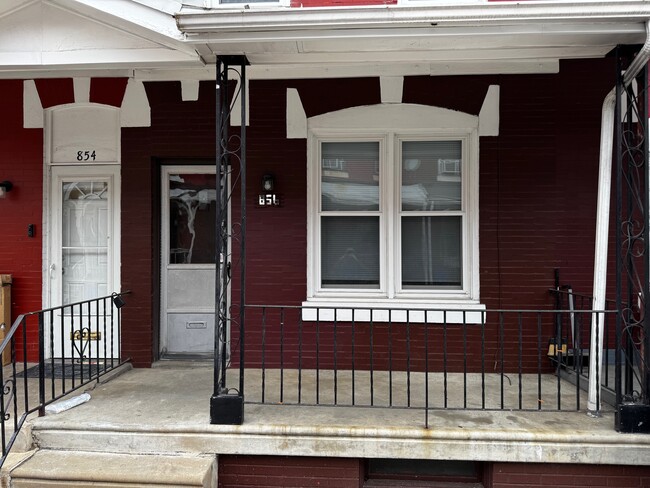 Primary Photo - 856 Moss St