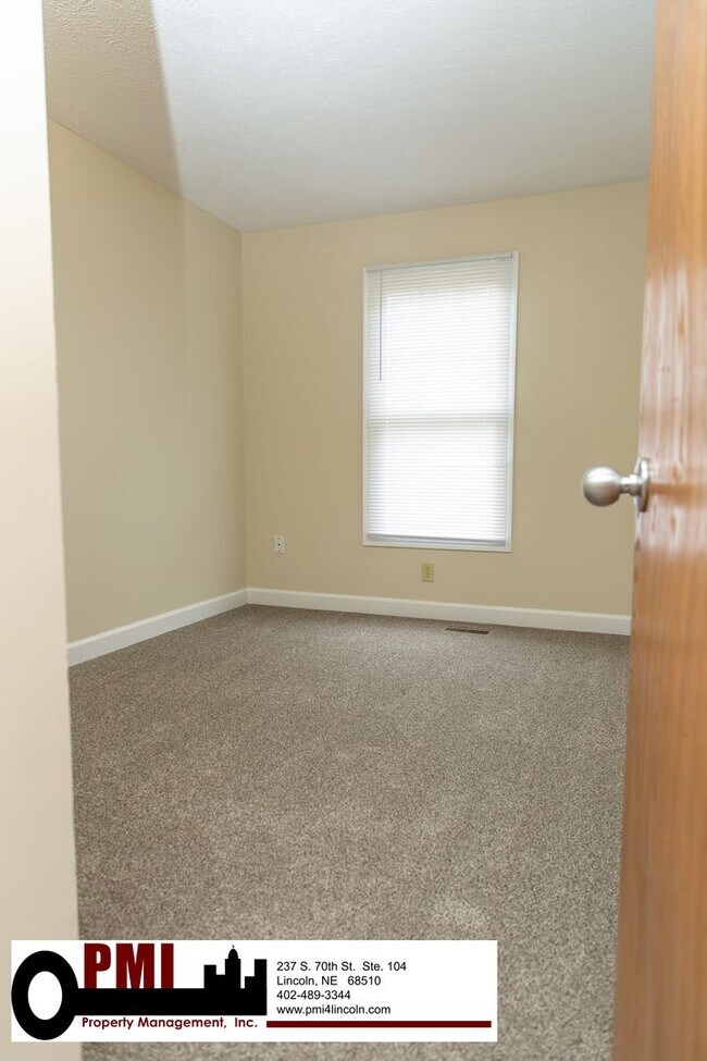 Building Photo - 3 Bedroom and 1.5 bathroom Duplex for Rent