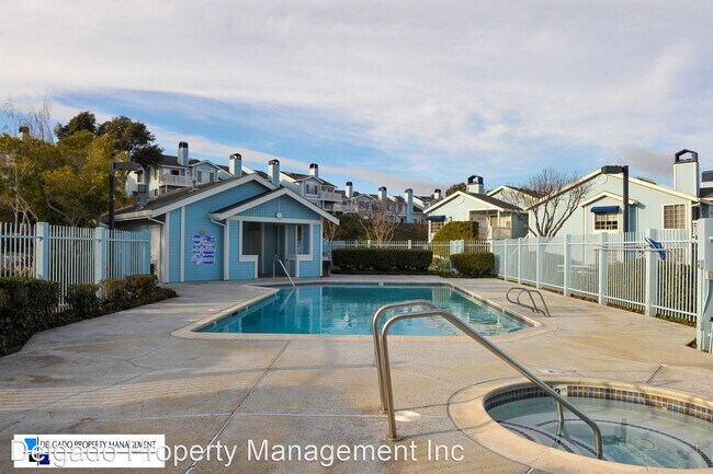 Building Photo - 2 br, 1 bath House - 511 Timbercove #8