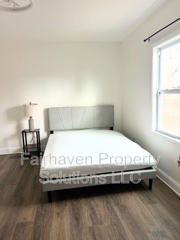 Building Photo - 2827 E 5th Ave