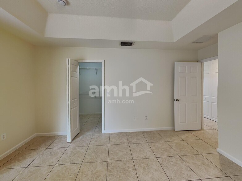 Building Photo - 1009 SW Alcantarra Blvd