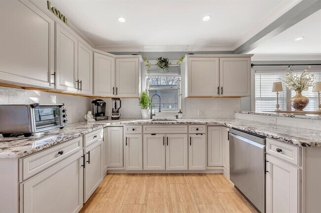 Building Photo - 64 Prairie Ave
