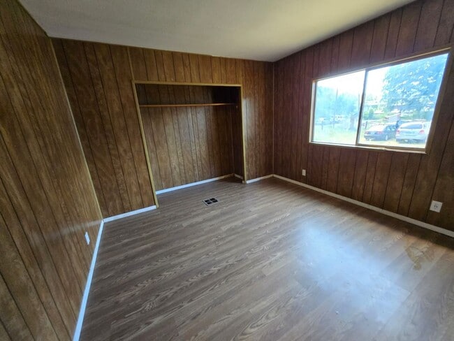 Building Photo - Spacious Home awaits!