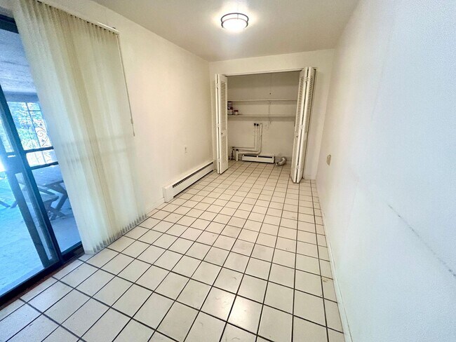 Building Photo - 4 Bedroom Ranch House - Prime Location Min...