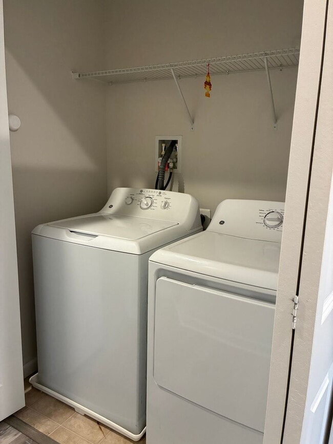 Building Photo - Beautiful 2019 End-of-Group Townhome – 3 Bed, 2 Bath, 1-Car Garage