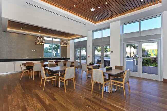 Building Photo - Live in the Heart of Kakaako!