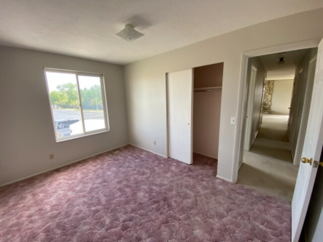 Building Photo - 521 W 400 N