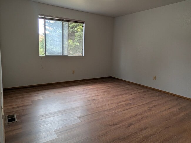 Building Photo - West of Lake Meridian, Easy Commute & Clos...