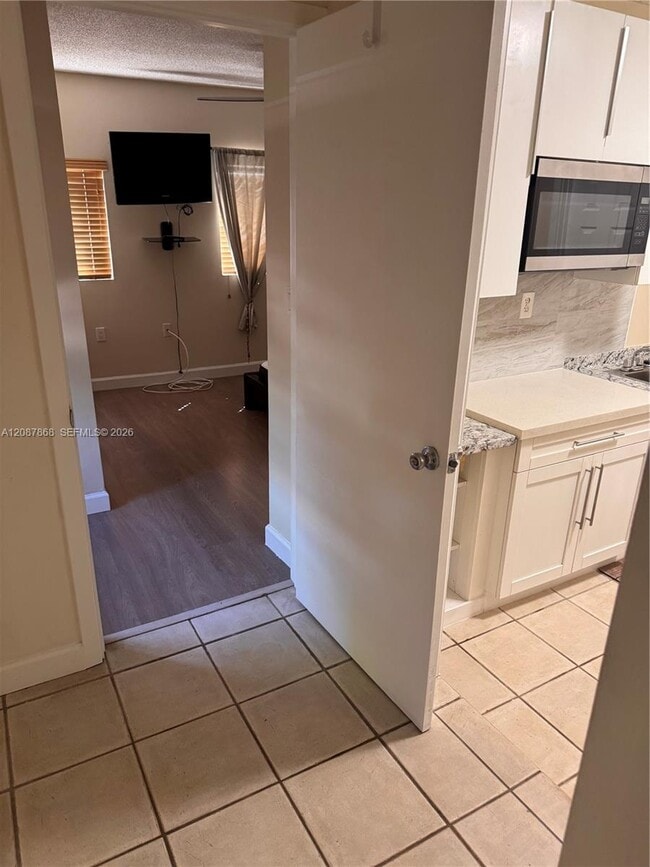 Building Photo - 9900 W Calusa Club Dr