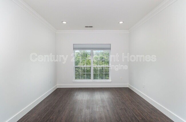 Building Photo - 4860 Eisenhower Ave