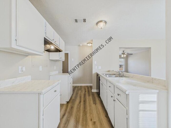 Building Photo - 1 Coral Ln