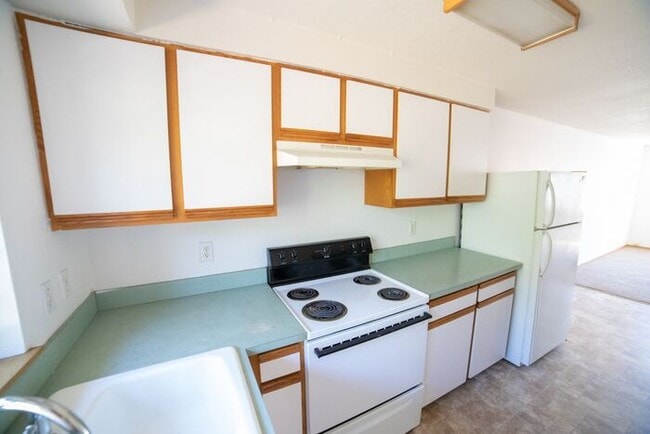 Building Photo - Townhome with Fresh Updates!!