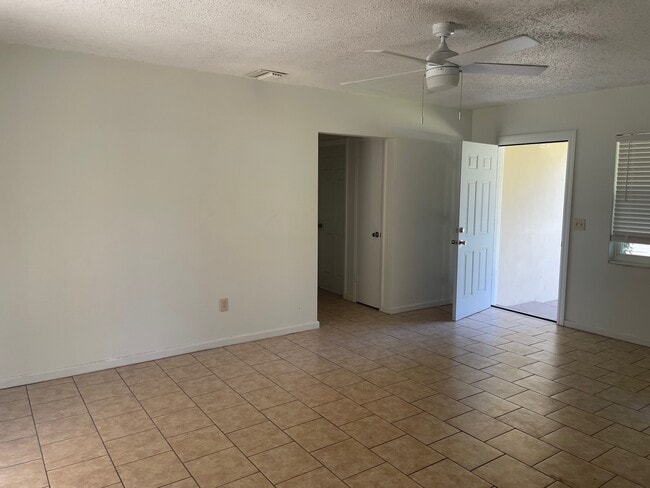 Building Photo - 728 Greenleaf Ave