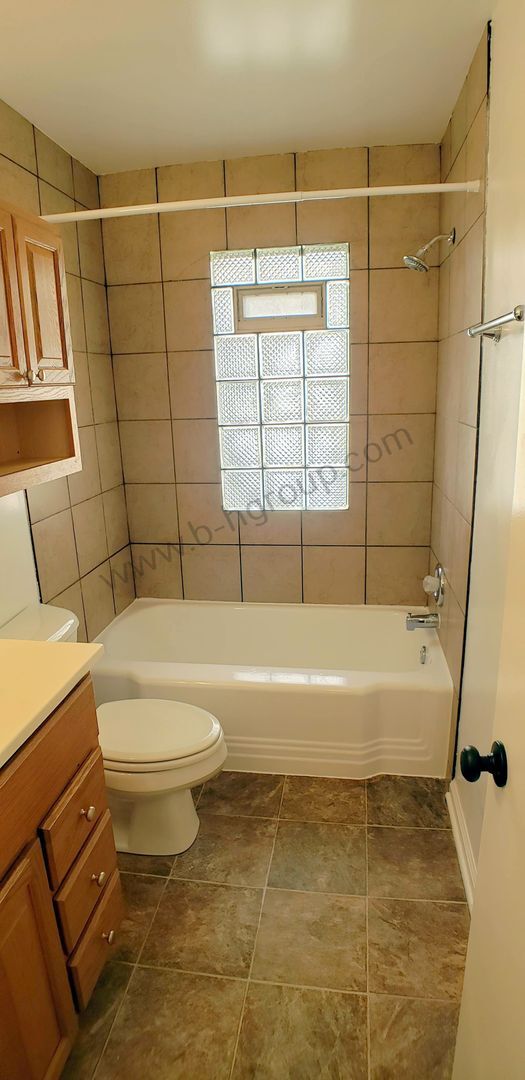 Building Photo - New Listing!