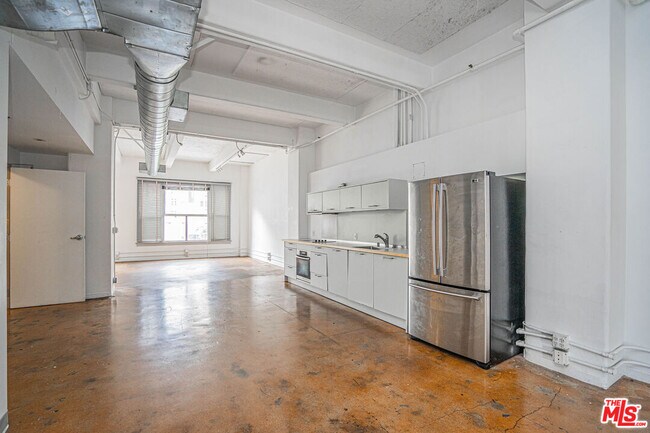 Building Photo - 812 S Spring St