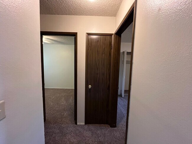 Building Photo - LOVELY DUPLEX HOME IN BEAUTIFUL SANDY, OR!!