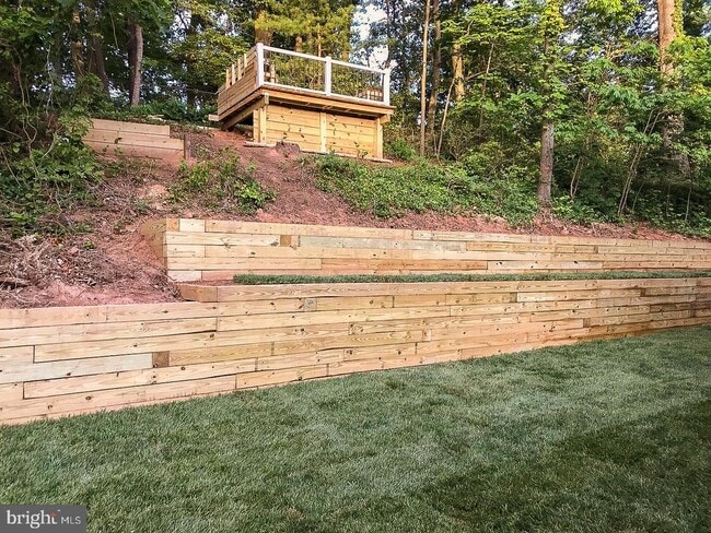 Building Photo - 2235 Abbotsford Dr