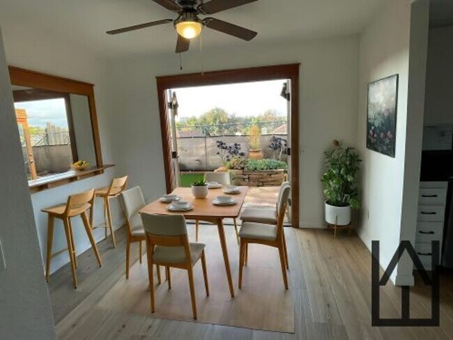 Building Photo - 2 bed 2 bath single family residence. AVAILABLE 5/16