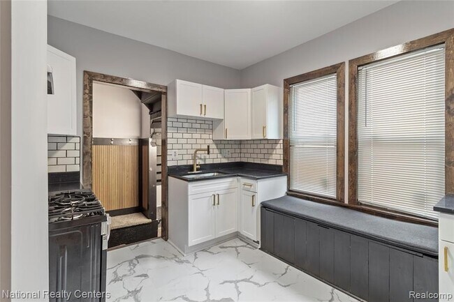 Building Photo - 767 Navahoe St