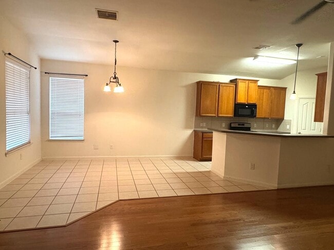 Building Photo - 6439 Applewood Forest Dr