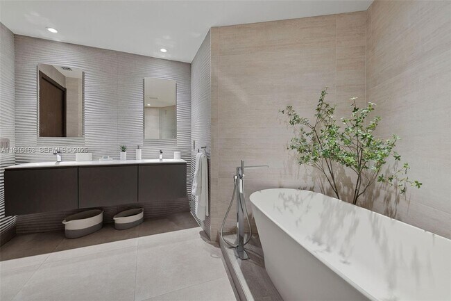 Building Photo - 808 Brickell Key Dr