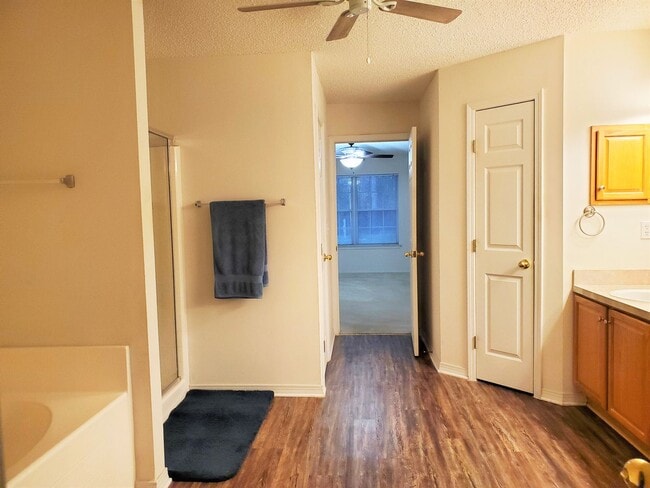Building Photo - 4 Bedroom 2 Bath home located in heart of ...