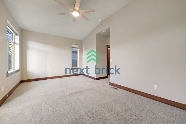 Building Photo - Charming 3-Bed, 2.5-Bath Haven with 1997 Sq Ft in Renton, WA!
