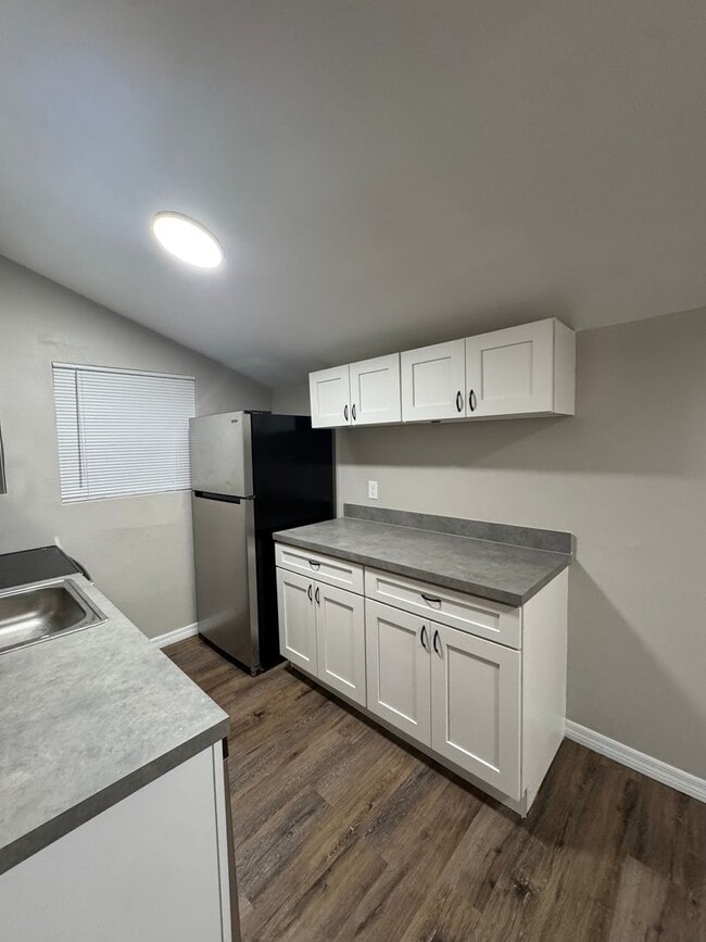 Building Photo - Renovated 2 bedroom, 2 bathroom duplex in ...