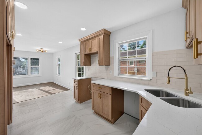 Building Photo - 2027 Hilburn Dr SE
